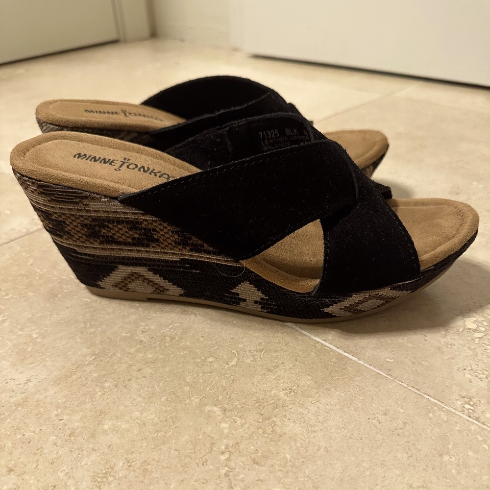 Minnetonka black suede aztec pattern wedge size 8 brand new condition